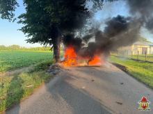 Samochód uderzył w drzewo i stanął w płomieniach - kierowcę zabrał LPR