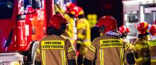 Pożar wiaty śmietnikowej. Mężczyzna z ciężkimi poparzeniami trafił do szpitala