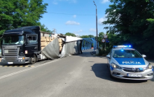 Kierowca ciężarówki zignorował znaki i uderzył w most