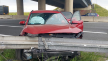 Na autostradzie A4 w okolicach Gogolina Hyundai uderzył w bariery energochłonne