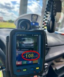 Pędził przez wieś 108 km/h. 75-latek stracił prawo jazdy, bo "spieszył się na budowę"