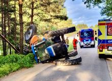 Policjant po służbie ratował rannego rolnika po przewróceniu się ciągnika
