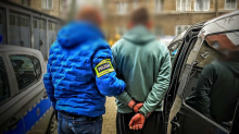Sprzedawali części samochodowe, których nie mieli. Dwóch mężczyzn z 40 zarzutami