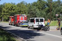 Motocyklistka uderzyła w busa, a chwilę później w korku zapaliły się dwa auta