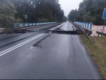 Tragiczny wypadek na DK45. 76-letni motorowerzysta zginął po wjechaniu w wyrwę na moście