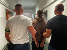 Policja go szukała, więc ukrył się w bagażniku samochodu. 22-latek w areszcie