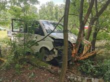 Groźnie wyglądające zdarzenie na A4. Bus uderzył w drzewo