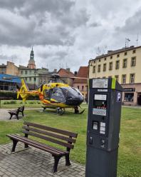 Nietypowe lądowanie i gest z humorem. Śmigłowiec LPR na Placu Zamkowym w Prudniku