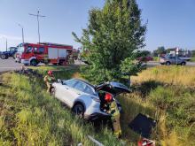 Groźny wypadek na DK11 - samochód uderzył w latarnię i wpadł do rowu