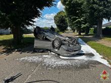 Wypadek w Byczynie - samochód osobowy dachował po uderzeniu w drzewo