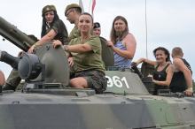 Czołgi, pasja i mundury. W Winowie trwa zlot militarny "Tarcza 2025" (WIDEO)