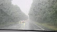Aquaplaning i ograniczona widoczność - jak ulewny deszcz wpływa na bezpieczeństwo jazdy 
