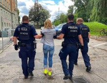 Ugodziła nożem partnera matki i schowała się w krzakach pod blokiem (WIDEO) 