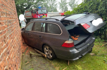 Nietrzeźwa 20-latka bez prawa jazdy wjechał BMW w ogrodzenie
