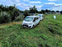 Wjechali busami na wał przeciwpowodziowy. Jeden z nich próbował uciec kajakiem