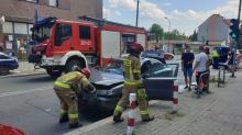 Zderzenie BMW z Audi w centrum miasta. Ruch drogowy utrudniony