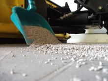 Sorbent sypki - skuteczna pomoc w usuwaniu wycieków