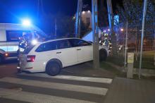 Auto wypadło z ronda i uderzyło w słup. Nocna interwencja służb w Opolu