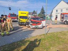 Zderzenie dwóch aut na skrzyżowaniu Oleskiej z Wiejską
