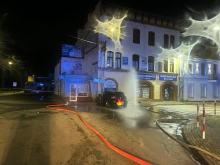 Samochód BMW uderzył w budynek w Kluczborku. Uszkodzona instalacja gazowa