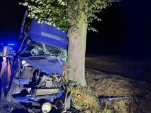 Bus uderzył w drzewo w Lasowicach Małych