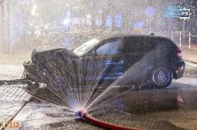 Kierowca BMW brawurową jazdę zakończył wjeżdżając w budynek WIDEO