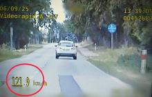  70-latek pędził przez miasto, mając 121 km/h na liczniku