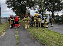 Skręcając wylądował na drzewie. Kolizja na Cmentarnej w Opolu