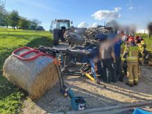 Ciągnik przewrócił się podczas ustawiania beli słomy. Jedna osoba trafiła do szpitala 