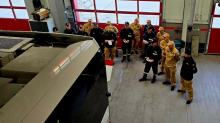 Strażacy uczą się gasić "elektryki". Szkolenie w zajezdni MZK Opole