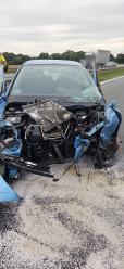 Zderzenie na autostradzie A4. Kierowca peugeota uderzył w bariery