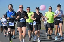 Ponad 1000 uczestników Półmaratonu Opole 2025 przebiegło ulicami Opola (WIDEO)
