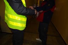 Groził nastolatkom przedmiotem przypominającym broń