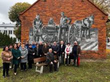 Historia na murze - nowy mural w Zawiści łączy pokolenia