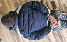 Był poszukiwany, wpadł w swoim mieszkaniu. 41-latek w rękach policji