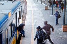 Upadł tuż przy torach. Nagranie z peronu SKM pokazuje obojętność ludzi