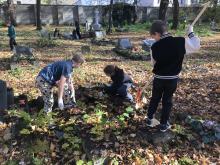 Sprzątanie zapomnianych grobów przy ul. Wrocławskiej - wspólna lekcja pamięci i szacunku