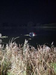 Samochód wpadł do stawu w Borkach Wielkich