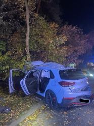 Samochód uderzył w drzewo na obwodnicy Kędzierzyna-Koźla. 17-latka trafiła do szpitala