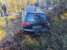 Kolizja dwóch aut za Zawadzkiem. Jedno z nich wylądowało w rowie