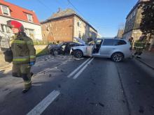 Zderzenie dwóch samochodów w Głubczycach. Ulica Kopernika zablokowana