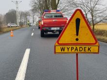Wypadek motocyklisty w miejscowości Dobra. Droga całkowicie zablokowana
