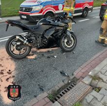 Wypadek motocyklisty w miejscowości Dobra. Droga całkowicie zablokowana