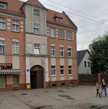 Picie w oknie przypłaciła upadkiem z wysokości