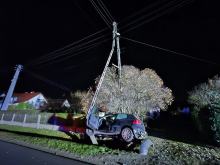 Samochód uderzył w słup energetyczny w Chocianowicach. Część miejscowości bez prądu
