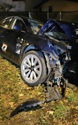 Samochód uderzył w drzewo na Strzeleckiej. Jedna osoba w szpitalu