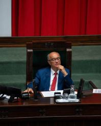 Prohibicja na Wiejskiej. Czarzasty zakręca kurek z alkoholem