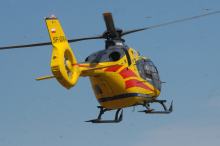 Mężczyzna jadący quadem z dzieckiem uderzył w drzewo w Mosznej. LPR w akcji  AKTUALIZACJA 