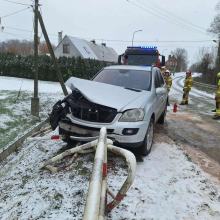 Mercedes wypadł z drogi w gminie Wilków. Kierowca miał sporo szczęścia