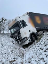 Trudne warunki na drogach. Policja apeluje o zachowanie szczególnej ostrożności 